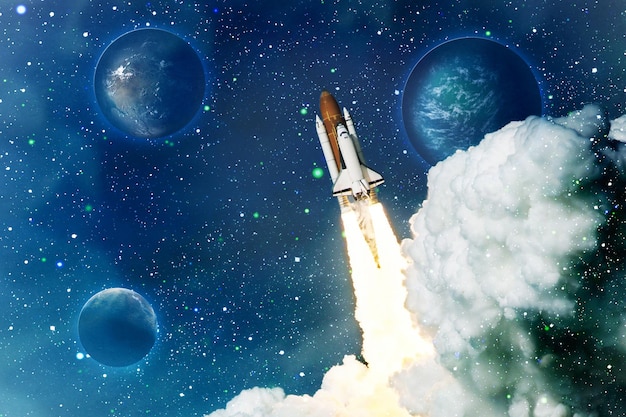 Les fusées de la navette spatiale se lancent dans l'espace sur le vaisseau spatial du ciel étoilé vole dans l'espace avec des nuages de fumée Concept