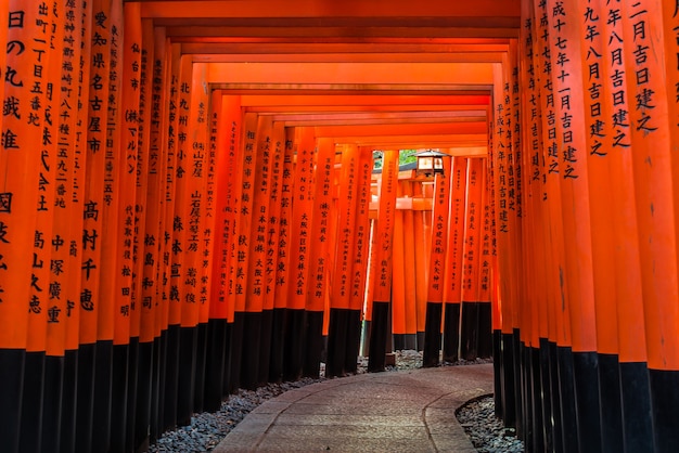 Fushimi Inari célèbre est situé à Kyoto au Japon.