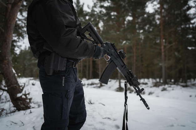 Photo un fusil ak-12 dans les mains d'un militaire dans la forêt en hiver