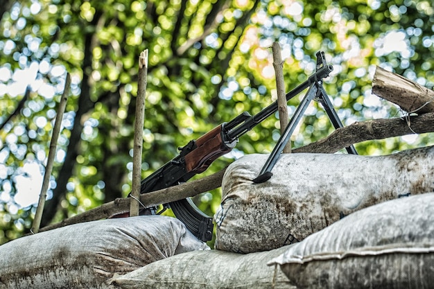 Fusil AK Fusil d'assaut de guerre et mitrailleuse attaquant l'ennemi Photo militaire arrière-plan de l'armée