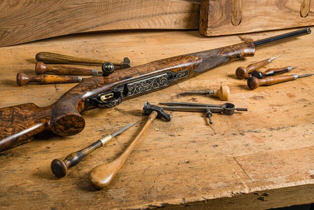 Photo fusil antique sur table en bois