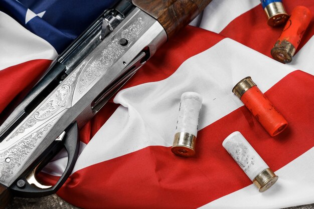 Photo fusil automatique sur drapeau usa sur bois