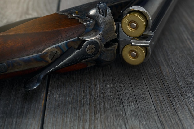 Fusil de chasse et accessoires de chasse sur la table Fusil de chasse vintage avec cartouches sur fond de bois Vue de dessus