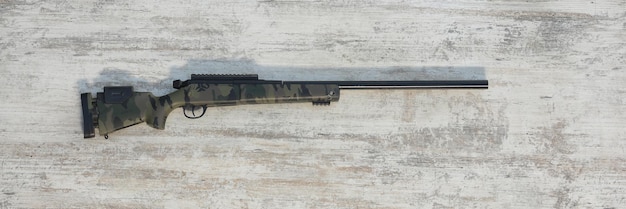 Fusil de chasse isolé sur fond de bois