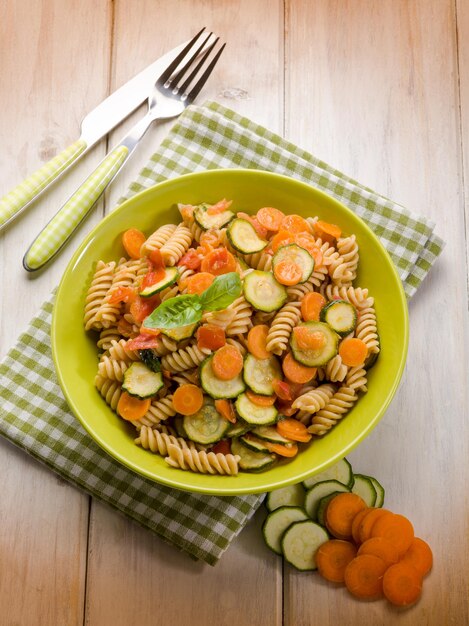 Fusilli aux courgettes carottes et tomates fraîches