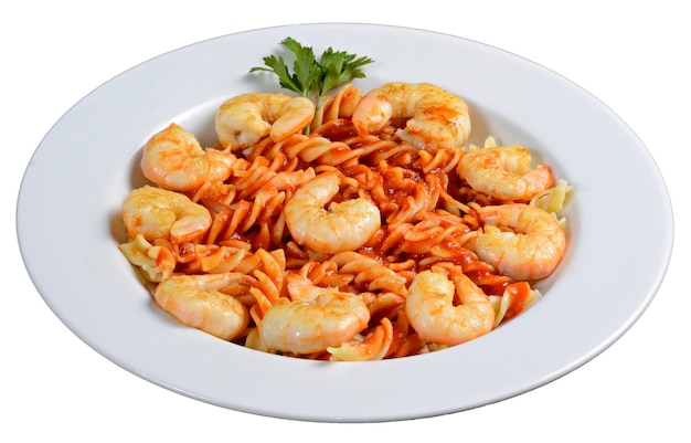 Fusilli aux crevettes et sauce tomate en plaque blanche isolé sur fond transparent