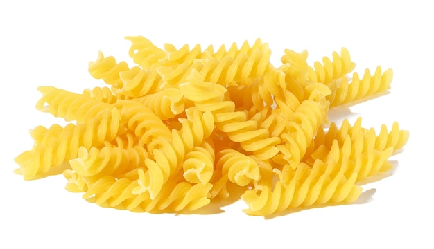 Fusilli de blé cru sur fond blanc isolé