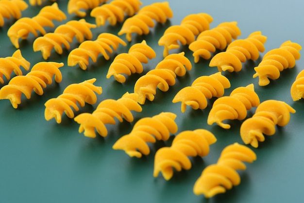 Fusilli avec fond vert