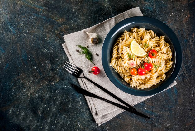 Fusilli italiens classiques au pesto