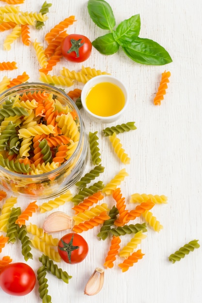 Fusilli italiens colorés dans un bocal