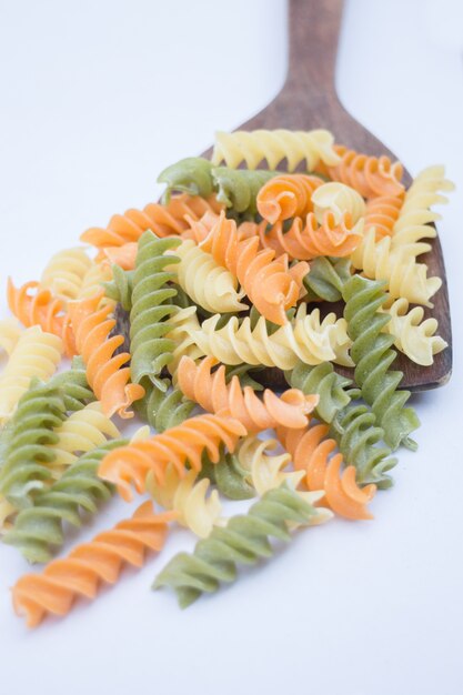 Des fusilli multicolores se préparent pour la cuisine de pâtes