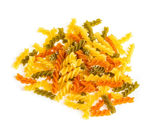 Fusilli de pâtes non cuites dans différentes couleurs fond blanc