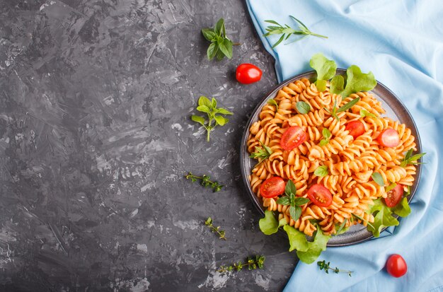 Fusilli à La Sauce Tomate, Tomates Cerises, Laitue Et Fines Herbes