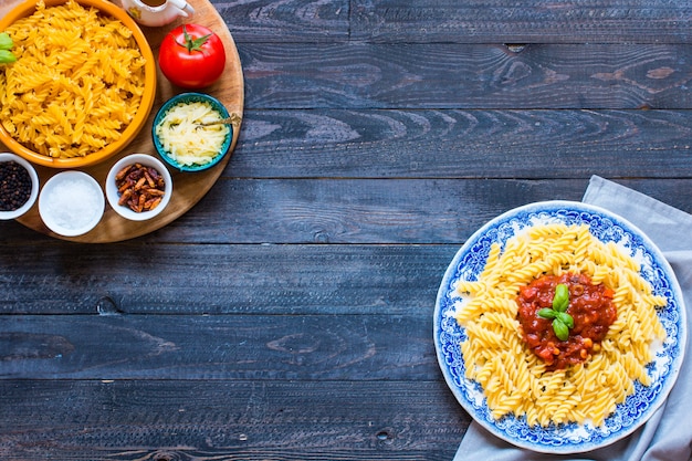 Fusilli à la sauce tomate, tomates, oignons, ail, paprika séché, olives