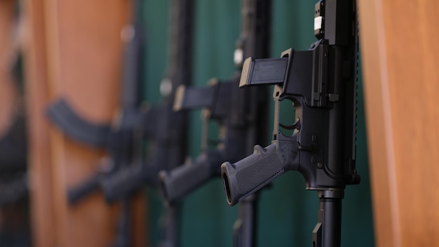 Des fusils ou des carabines à air comprimé sur un rack sont à vendre