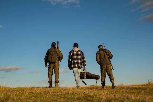 Fusils de chasse américains. Chasse sans frontières. Chasseur avec fusil de chasse à la chasse.