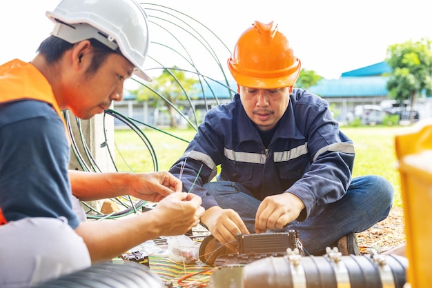 Fusion de l'épissage du signal Internet par câble à fibre optique et connexion filaire à l'aide d'un équipement machine à souder à ligne optique Soudure à fibre optique Ingénieur FAI