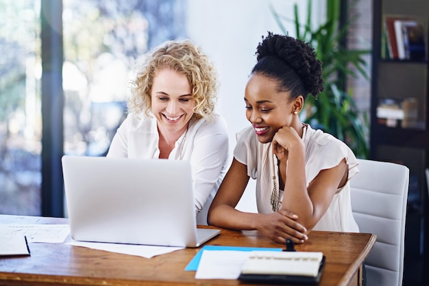 Fusionner leur talent créatif pour accomplir la tâche à accomplir Photo recadrée de deux designers travaillant ensemble au bureau