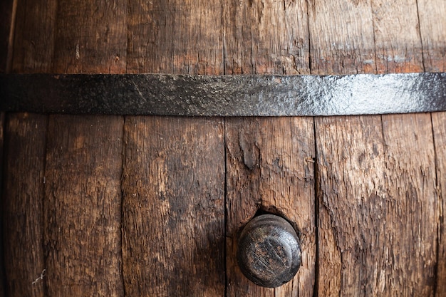 Fût de chêne en bois antique avec un bouchon en bois inséré sur le côté