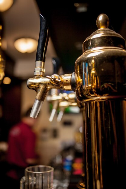 Fût d'or pour l'embouteillage de la bière. Beaucoup de robinets de bière Golden vintage dans un bar, photo gros plan.