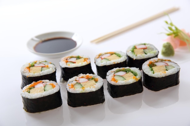 Futomaki sushi , concombre d'avocat d'oeuf de riz de rouleau japonais et caviar d'isolement à l'arrière-plan blanc