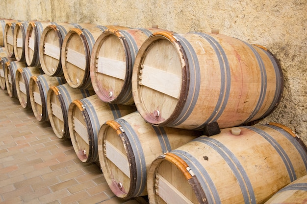 Fûts de chêne en bois dans une cave à vin