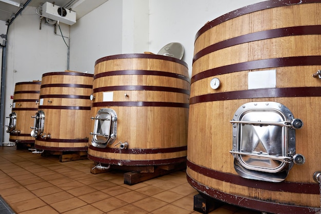 Fûts de cuve en bois pour le vieillissement du vin à la cave