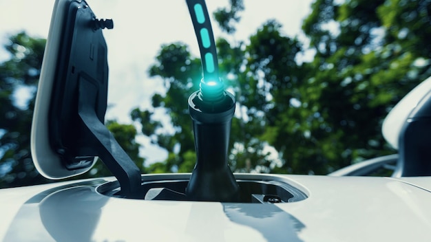 Le futur chargeur de véhicules électriques connecté à une voiture électrique pour la recharge électrique Peruse