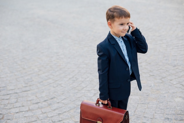 Futur homme d'affaires avec mallette et téléphone