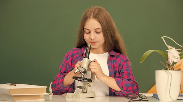 Futur scientifique enfant avec harnais de portée méthode scientifique science et enfance