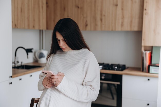 Photo la future mère dans la cuisine moderne