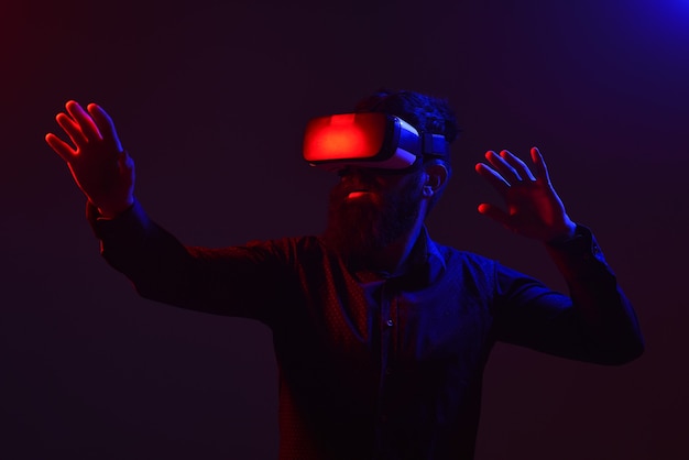 La future technologie a effrayé l'homme dans les lunettes de réalité virtuelle les futurs hommes utilisant la réalité virtuelle du casque vr