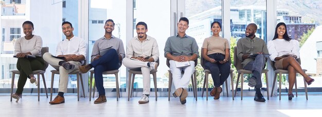 Futurs dirigeants Photo d'un groupe de personnes attendant d'être interviewées pour un emploi dans un bureau moderne