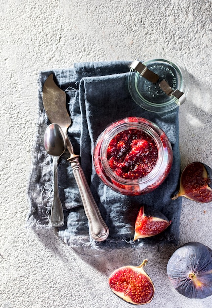 Photo gð ° m de la figue dans un bocal en verre. dessert confiture sucrée