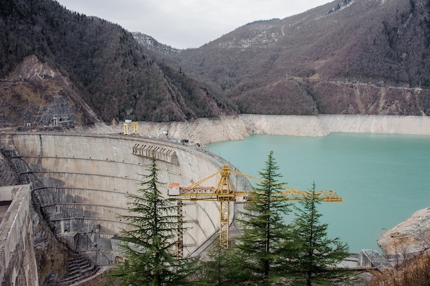 GÉORGIE, SVANÈTE, MESTIA. Vue d'en haut du barrage d'Enguri sur les montagnes avec les arbres