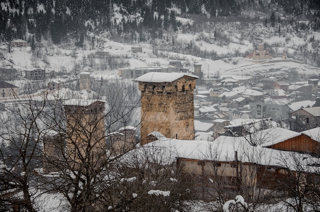 GÉORGIE, SVANÈTE, MESTIA. Vue d'en haut sur la vieille ville couverte de neige avec la tour à l'avant