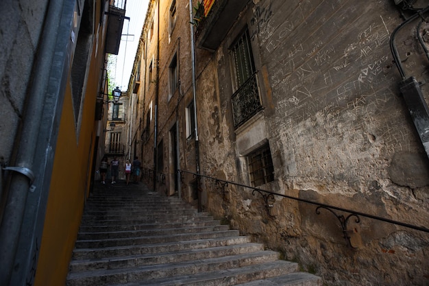 GÉRONE, ESPAGNE - 9 AOT 2021 : Les gens se promènent dans le centre historique.