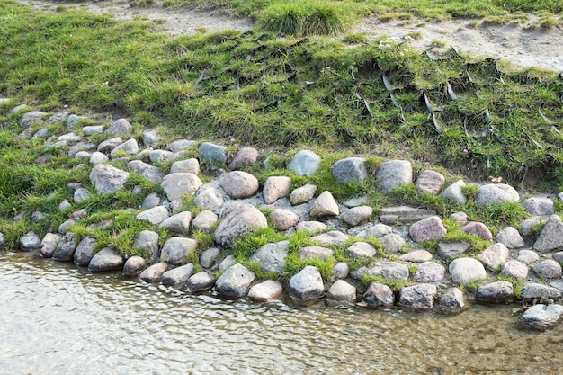 Gabion au bord de la rivière