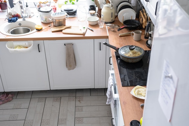 Photo un gâchis dans la cuisine de la vaisselle sale sur la table des choses éparpillées des conditions insalubres la cuisine est désordonnée la vie quotidienne