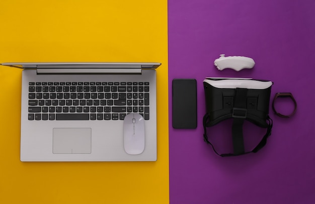 Gadgets et appareils de jeunesse modernes sur fond jaune violet. Vue de dessus. Mise à plat