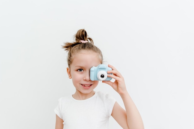 Les gadgets pour les enfants Mignonne petite fille tout-petit avec appareil photo jouet Fond blanc