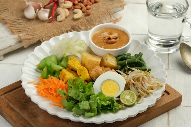 Gado Gado indonésien Mix de légumes Salade de légumes bouillis ou à la vapeur Servie avec sauce d'arachide