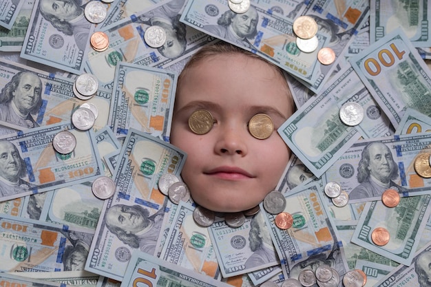 Gagnant de l'argent visage drôle dans beaucoup d'argent amusant visage d'enfant sur l'achat d'argent en dollars et le concept financier