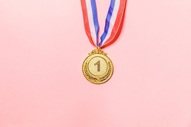 Gagnant du design simplement plat ou médaille du trophée d'or champion isolé sur fond rose coloré vi...