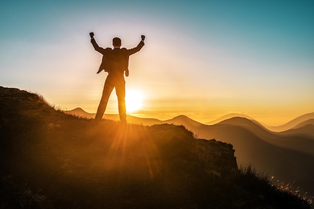 Gagnant d'homme d'affaires sur le coucher du soleil