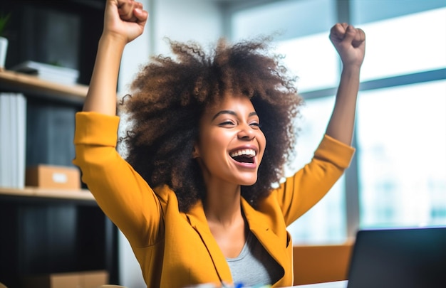 Photo la gagnante est une étudiante qui travaille avec un ordinateur portable, qui est heureuse, qui utilise la technologie informatique, qui sourit, qui fait des affaires, qui génère de l'intelligence artificielle.