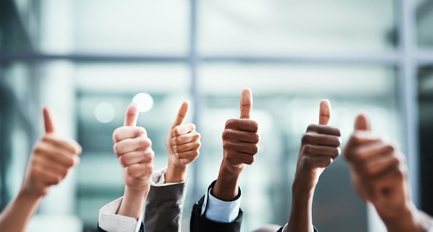 Gagner des pouces vers le haut et un groupe de personnes remercient votre soutien ou votre travail d'équipe pour voter oui ou comme emoji Cible de collaboration ou gagnant femmes et hommes dans les affaires ok succès de la diversité ou signe de remerciement