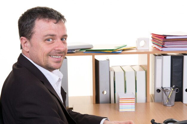 Gai gars assis devant un ordinateur de bureau