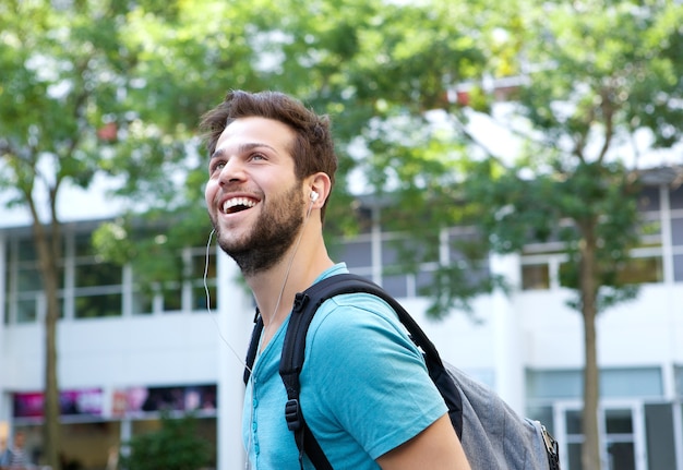 Gai jeune homme souriant avec sac