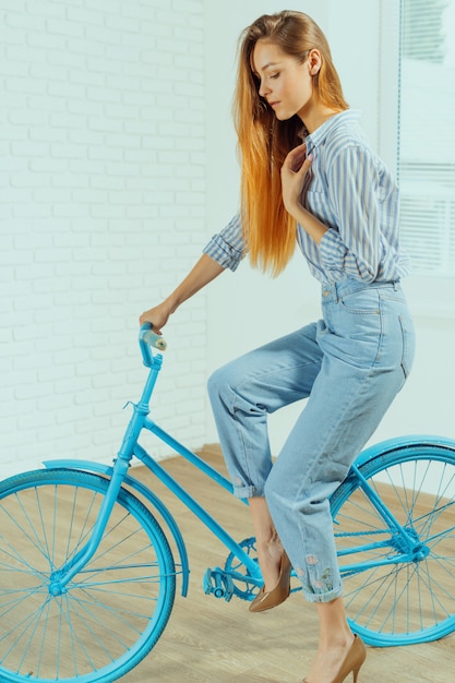 Gaie, jeune femme, debout, près, bicyclette